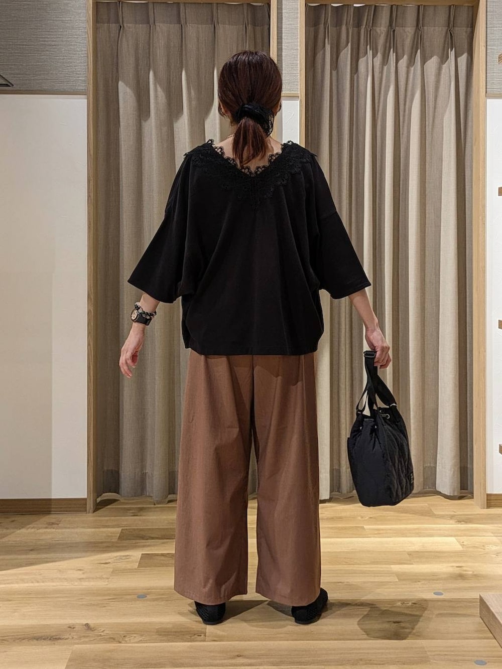 ブラック系のシャツ/ブラウス、ベージュ系のタンクトップ、ブラウン系のその他パンツを着用したレディースの夏コーディネートの3枚目の写真