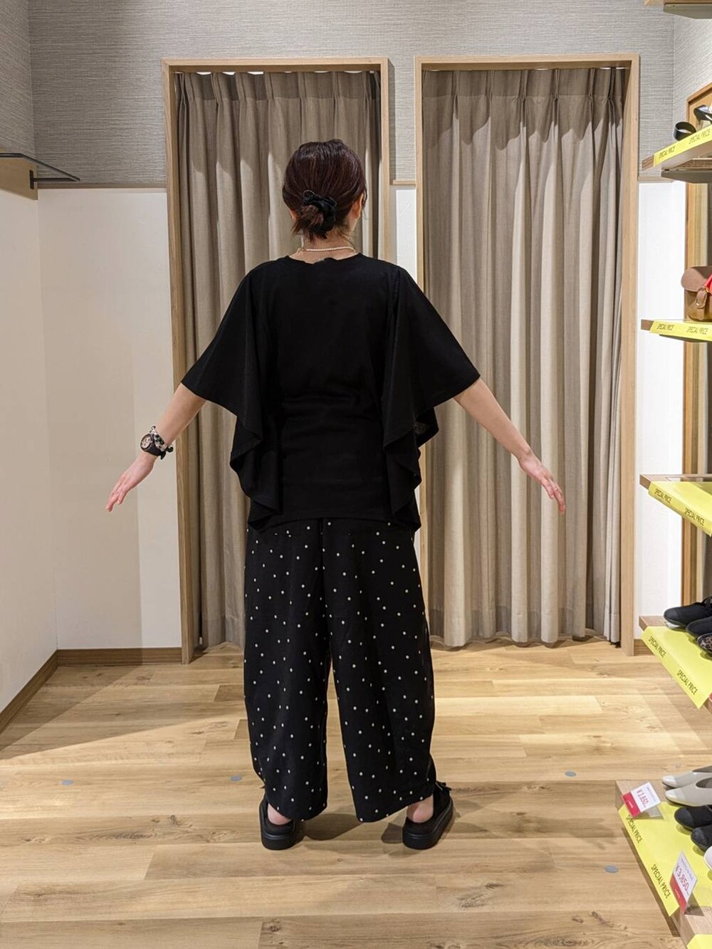 ベージュ系のショルダーバッグ、ブラック系のサンダル、その他のその他パンツを着用したレディースの春コーディネートの2枚目の写真
