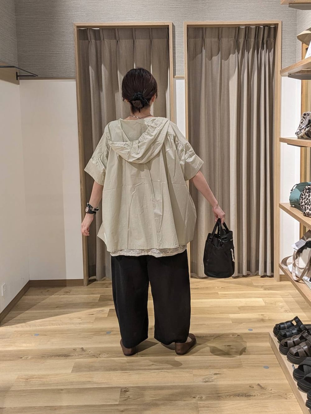 ベージュ系のタンクトップ、ホワイト系のベスト、ブラック系のその他パンツを着用したレディースの夏コーディネートの2枚目の写真