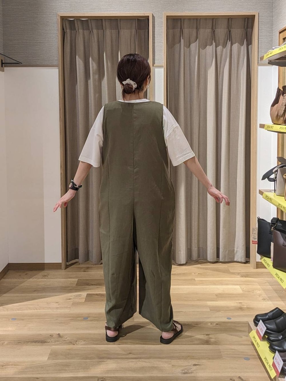 ブラウン系のサンダル、ブラウン系のトートバッグ、ホワイト系のTシャツ/カットソーを着用したレディースの春コーディネートの2枚目の写真
