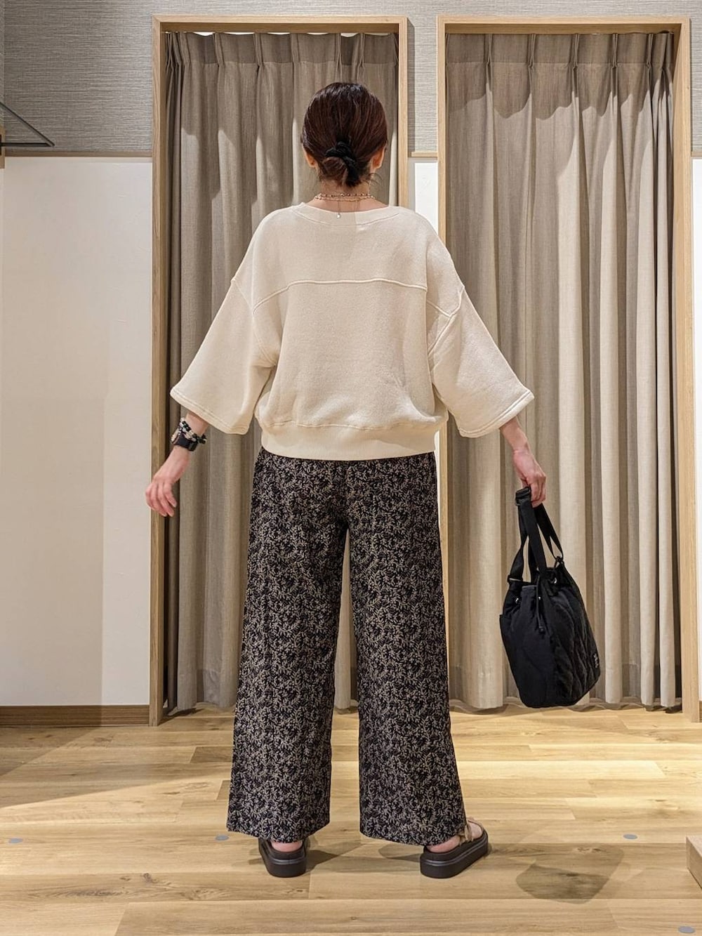 ベージュ系のTシャツ/カットソー、ベージュ系のサンダル、グリーン系のデニムパンツを着用したレディースの夏コーディネートの3枚目の写真