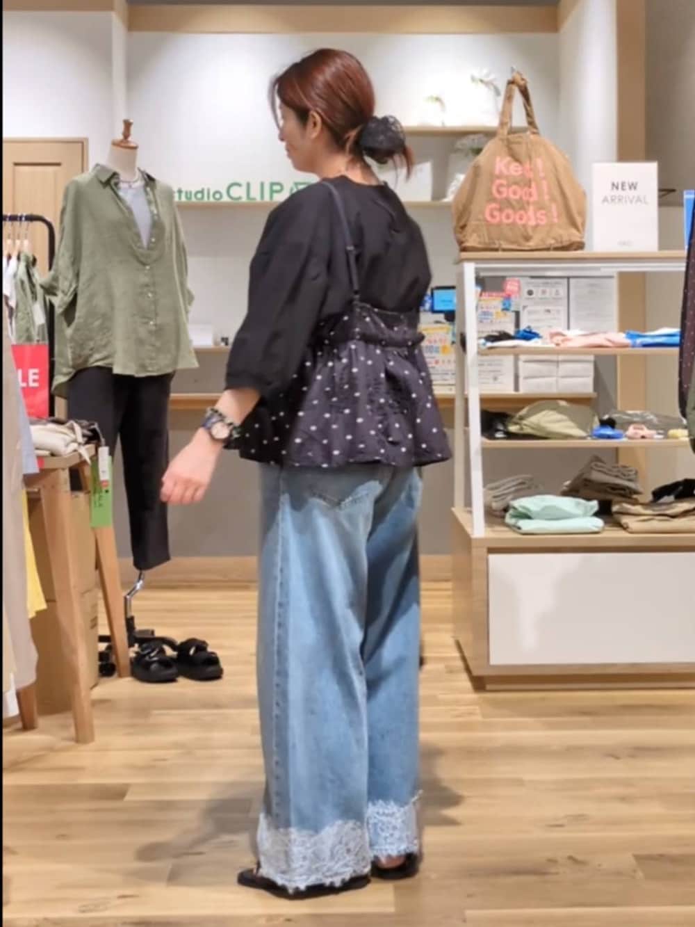 ブルー系のデニムパンツ、ブラック系のシャツ/ブラウス、ブラック系のキャミソールを着用したレディースの夏コーディネートの3枚目の写真