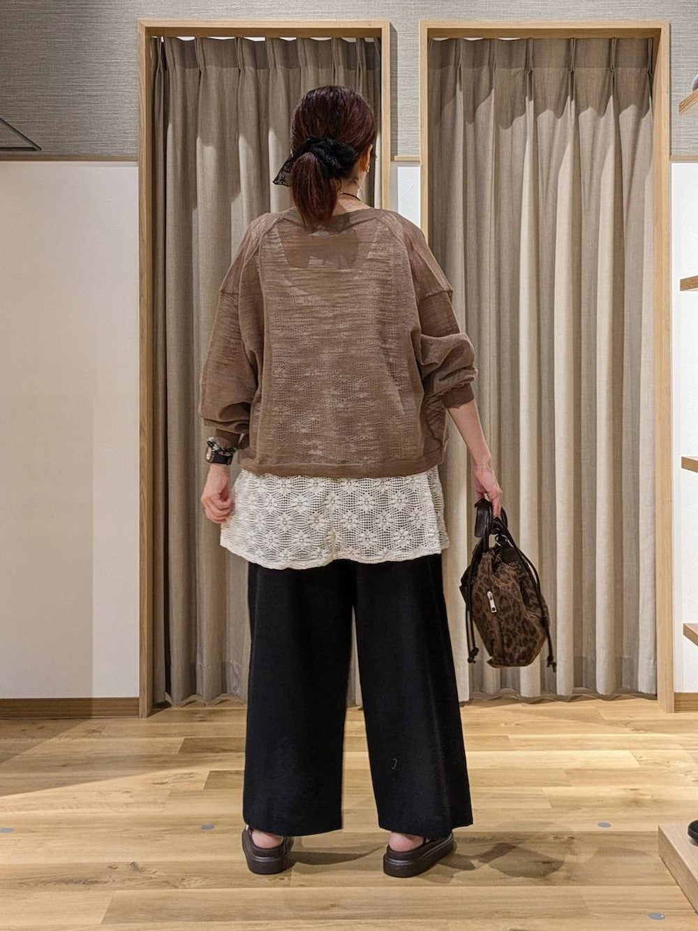 ブラウン系のサンダル、ベージュ系のタンクトップ、ホワイト系のベストを着用したレディースの夏コーディネートの3枚目の写真
