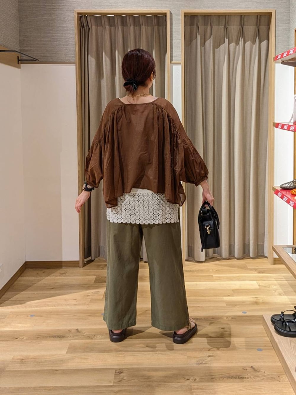 ベージュ系のサンダル、グリーン系のその他パンツ、ブラック系のショルダーバッグを着用したレディースの夏コーディネートの2枚目の写真