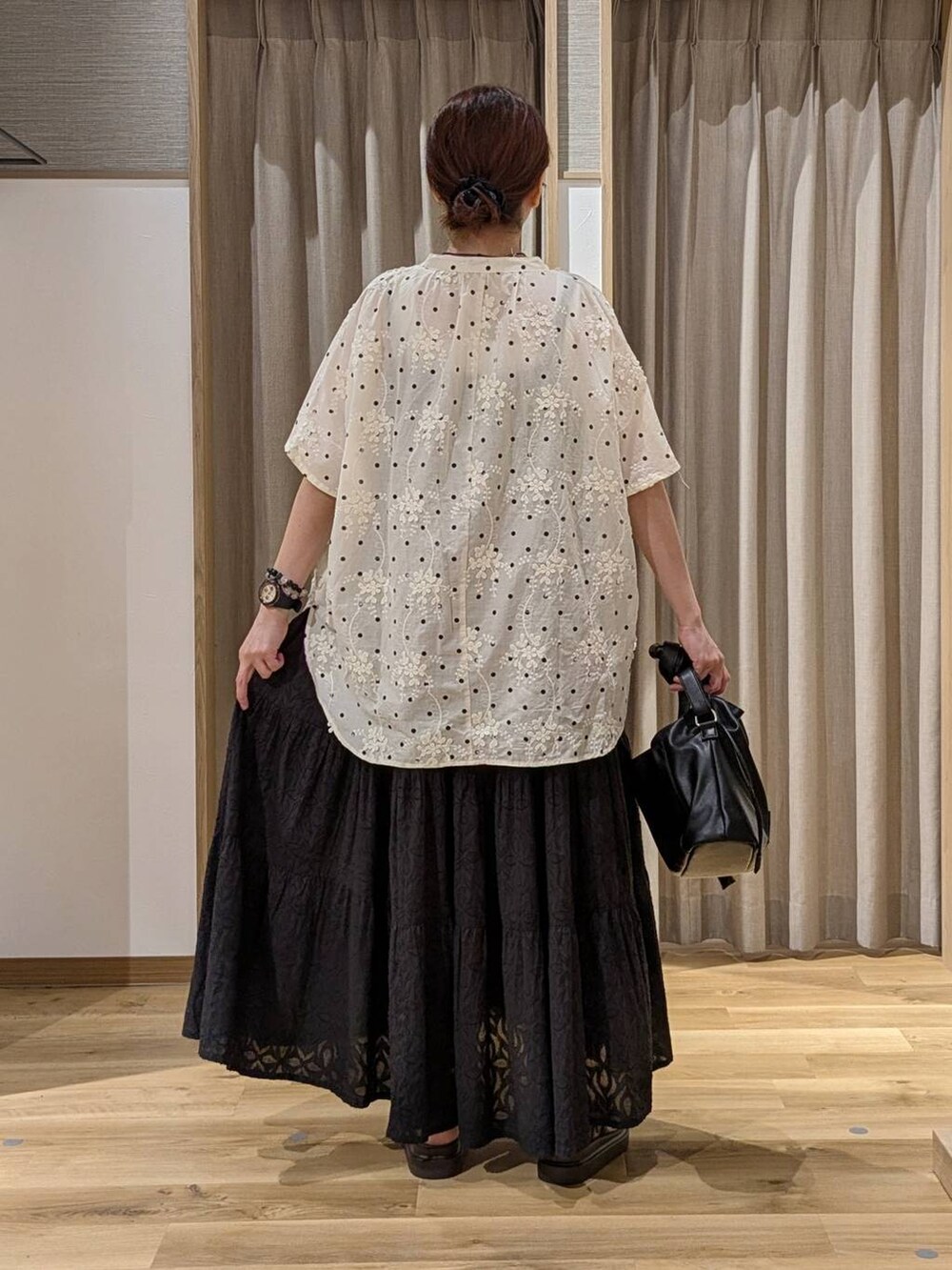 その他のシャツ/ブラウス、ブラウン系のサンダル、ホワイト系のタンクトップを着用したレディースの夏コーディネートの3枚目の写真