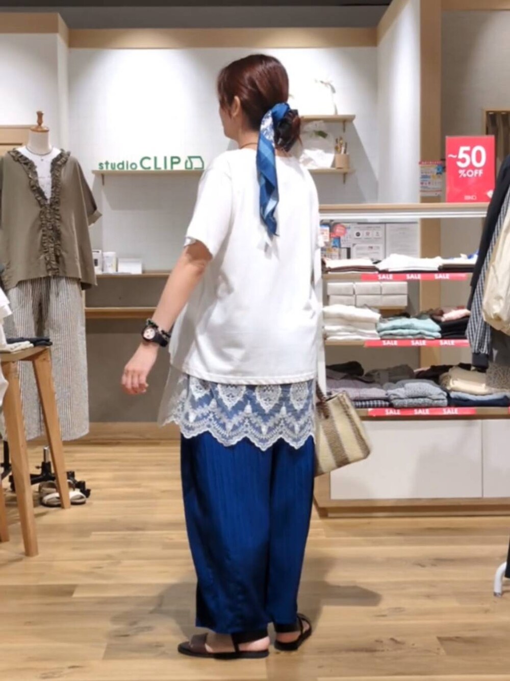 ホワイト系のTシャツ/カットソー、ブルー系のその他パンツ、ブルー系のショルダーバッグを着用したレディースの夏コーディネートの2枚目の写真