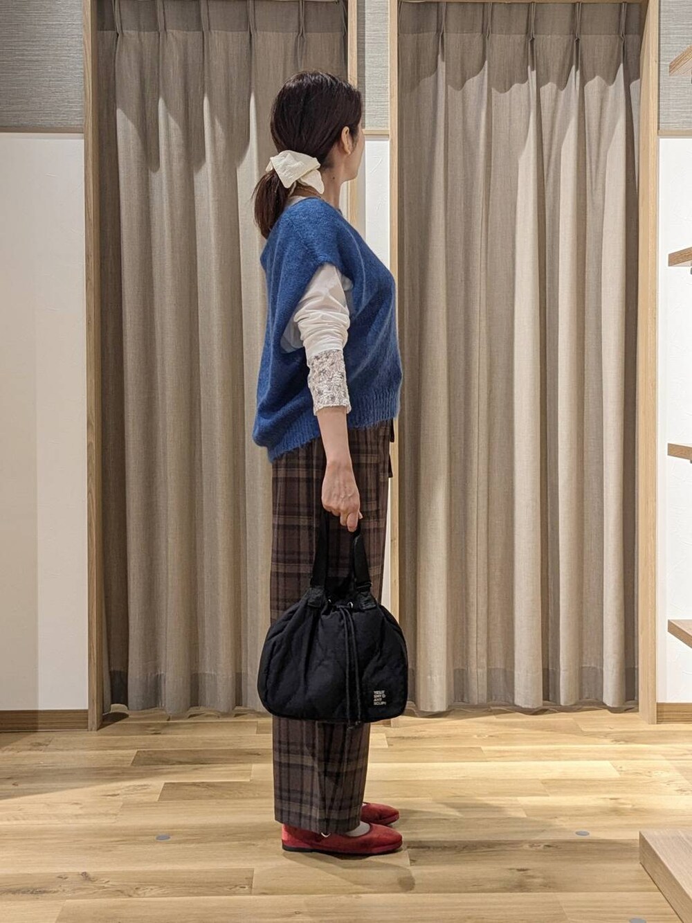 レッド系のその他シューズ、ブルー系のニット/セーター、その他のTシャツ/カットソーを着用したレディースの秋コーディネートの3枚目の写真