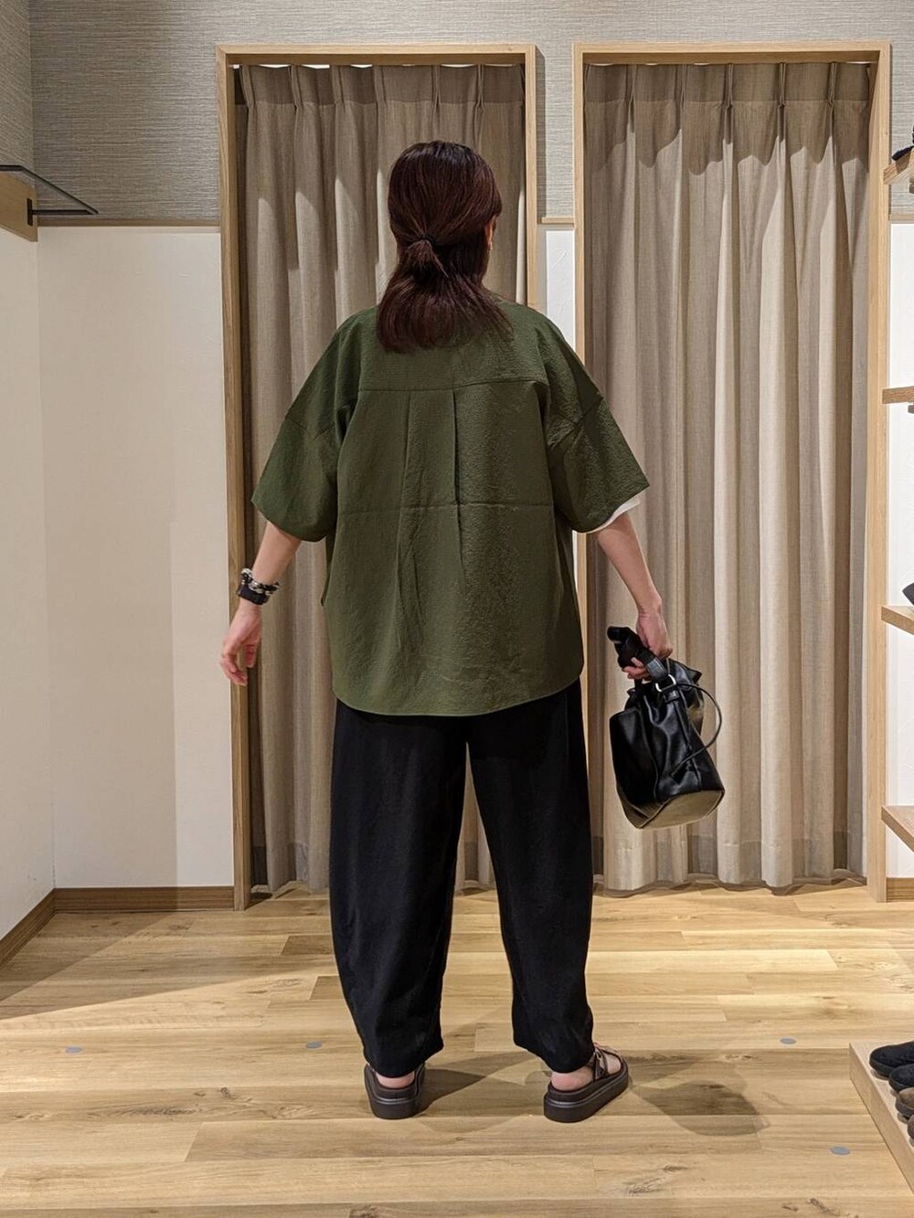 ブラウン系のサンダル、ブラック系のその他パンツ、ブラック系のトートバッグを着用したレディースの夏コーディネートの2枚目の写真
