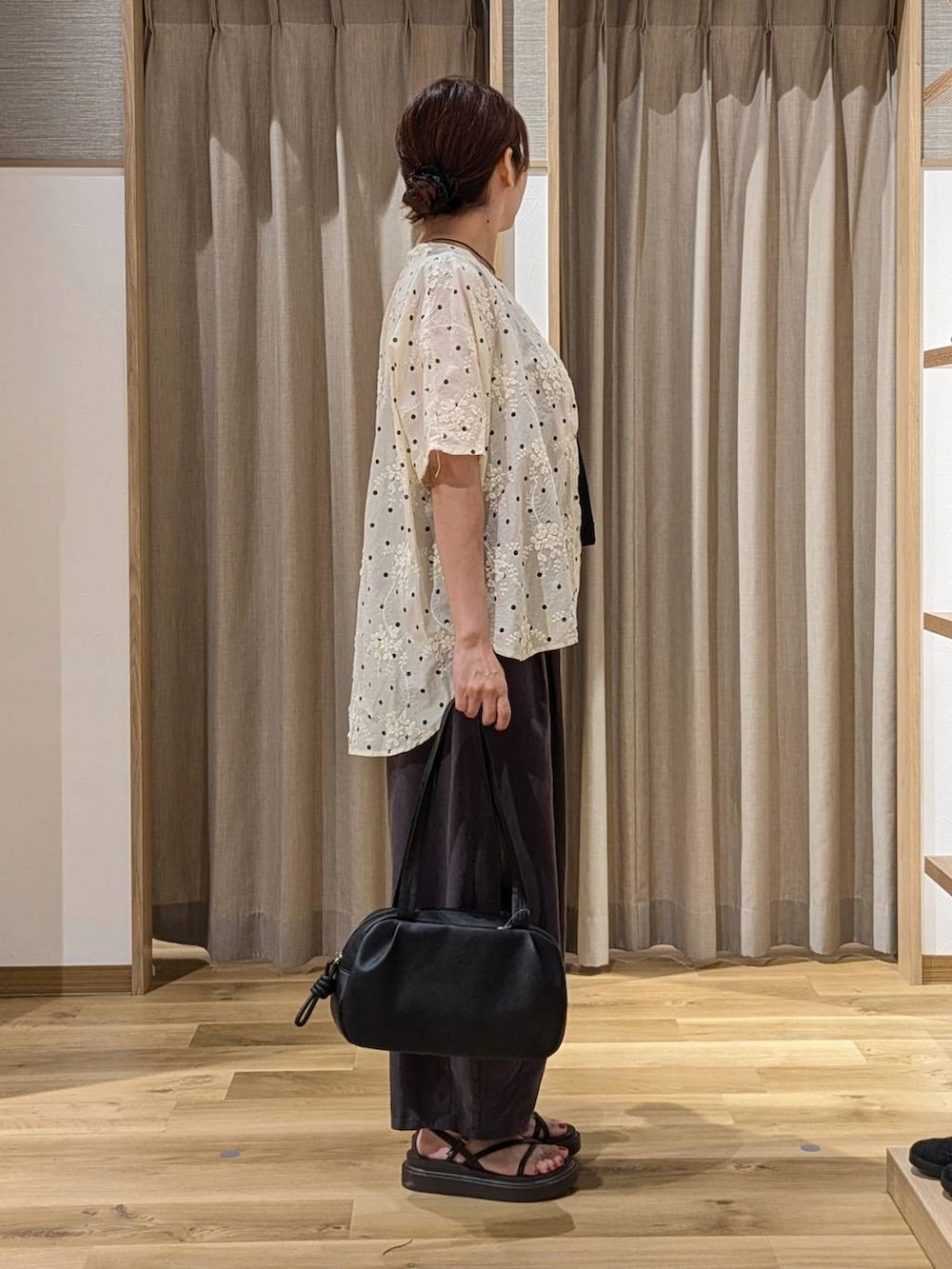 ブラック系のショルダーバッグ、その他のシャツ/ブラウス、ブラウン系のサンダルを着用したレディースの夏コーディネートの2枚目の写真