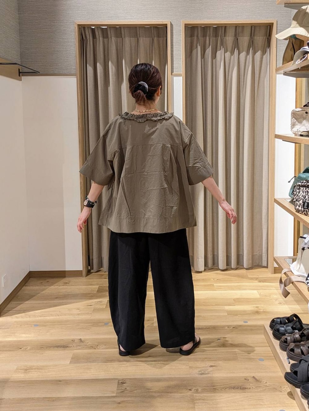 ブラック系のサンダル、ブラック系のその他パンツ、ホワイト系のTシャツ/カットソーを着用したレディースの夏コーディネートの2枚目の写真