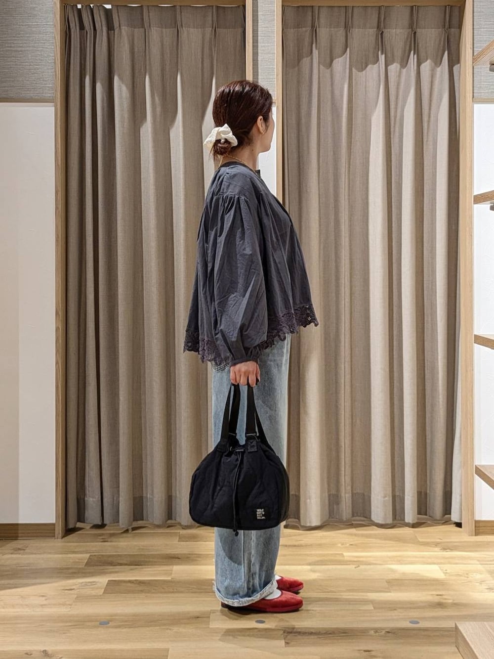 ブルー系のデニムパンツ、レッド系のその他シューズ、ブルー系のシャツ/ブラウスを着用したレディースの秋コーディネートの3枚目の写真