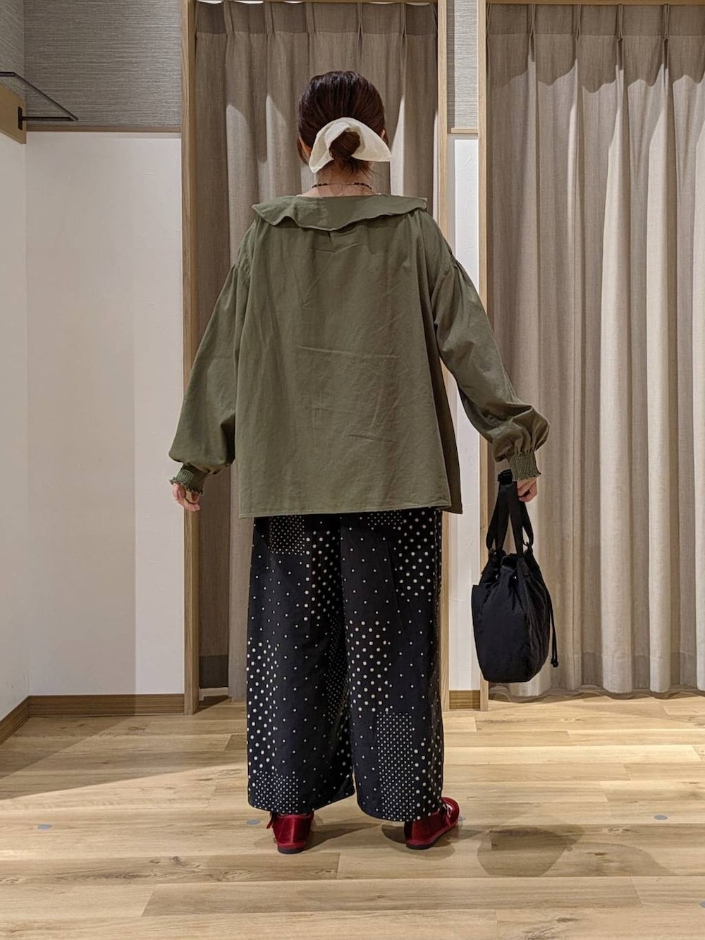 グリーン系のシャツ/ブラウス、レッド系のその他シューズ、ホワイト系のTシャツ/カットソーを着用したレディースの秋コーディネートの3枚目の写真