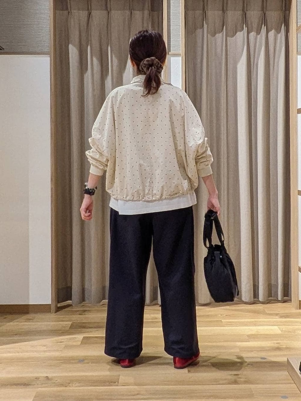 レッド系のその他シューズ、ホワイト系のTシャツ/カットソー、その他のテーラードジャケットを着用したレディースの秋コーディネートの3枚目の写真