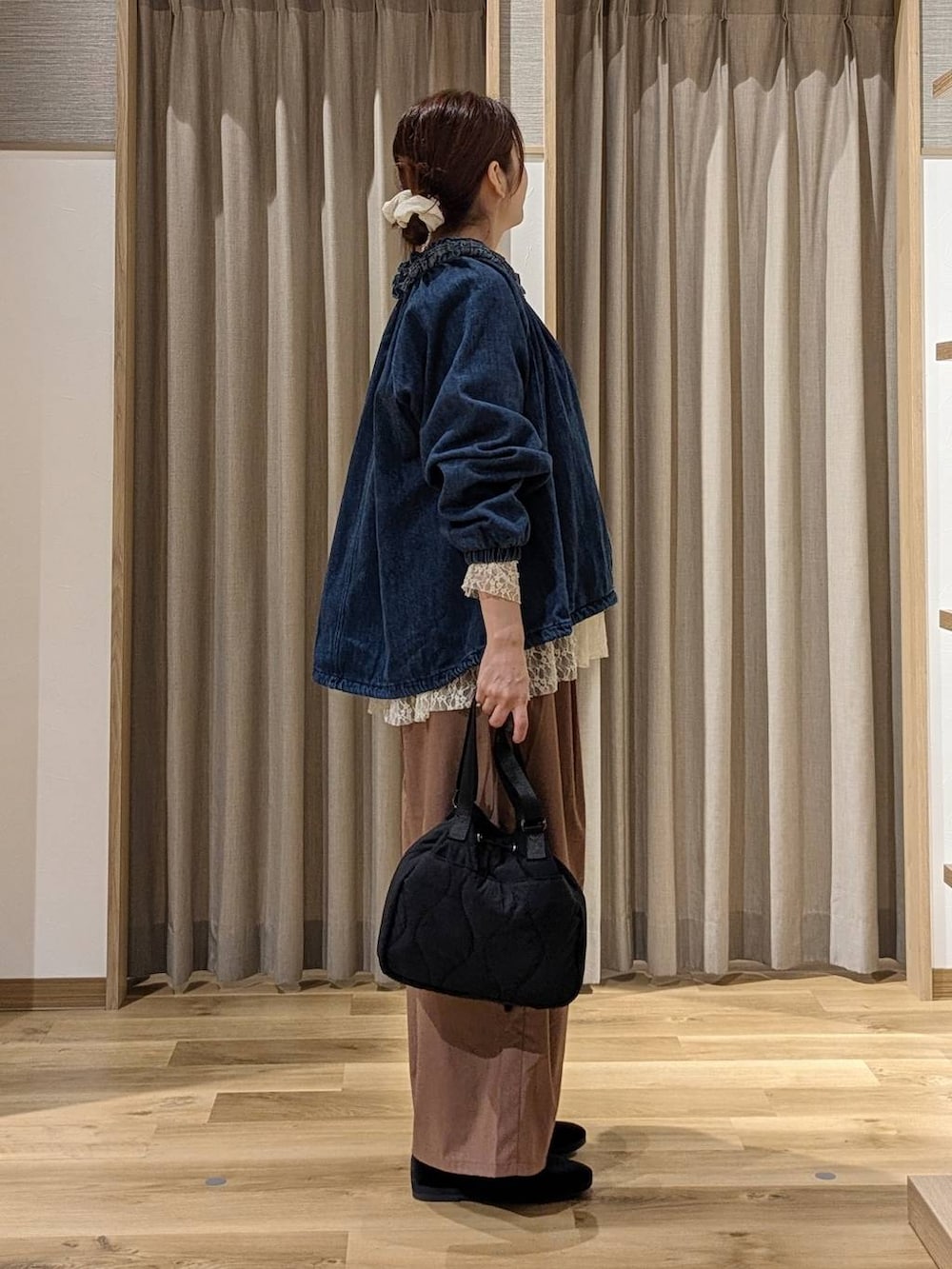 ブラック系のその他シューズ、その他のTシャツ/カットソー、ブルー系のブルゾンを着用したレディースの秋コーディネートの2枚目の写真