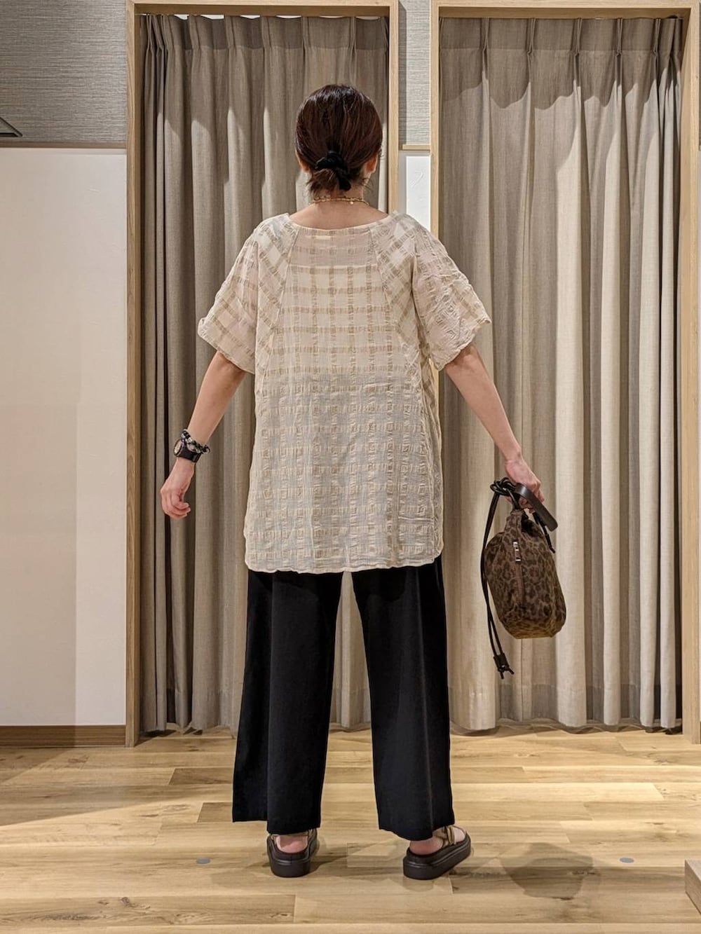 ベージュ系のサンダル、ブラック系のその他パンツ、ベージュ系のシャツ/ブラウスを着用したレディースの夏コーディネートの3枚目の写真
