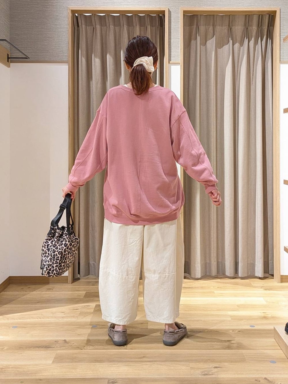 ベージュ系のシャツ/ブラウス、ピンク系のスウェット、ベージュ系のその他パンツを着用したレディースの秋コーディネートの3枚目の写真