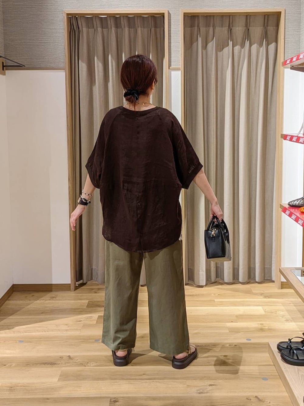 ベージュ系のサンダル、グリーン系のその他パンツ、ブラウン系のシャツ/ブラウスを着用したレディースの夏コーディネートの2枚目の写真