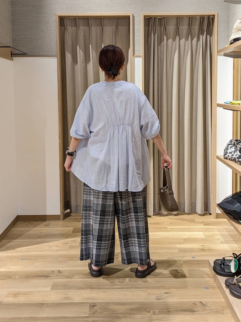ブラウン系のサンダル、ホワイト系のその他パンツ、ホワイト系のTシャツ/カットソーを着用したレディースの夏コーディネートの2枚目の写真