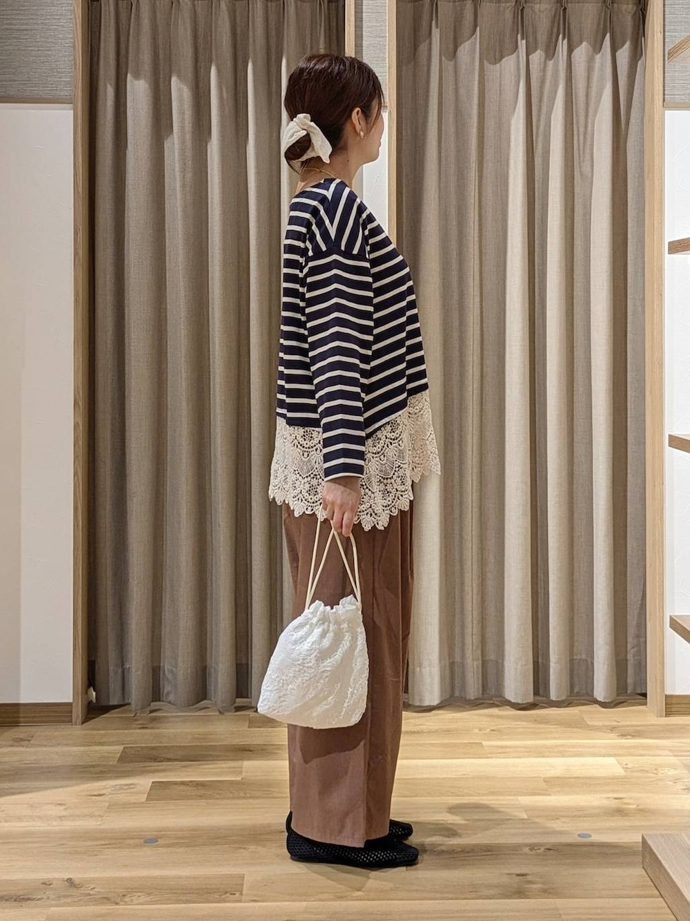ブルー系のTシャツ/カットソー、ブラウン系のその他パンツ、ブラック系のパンプスを着用したレディースの秋コーディネートの3枚目の写真
