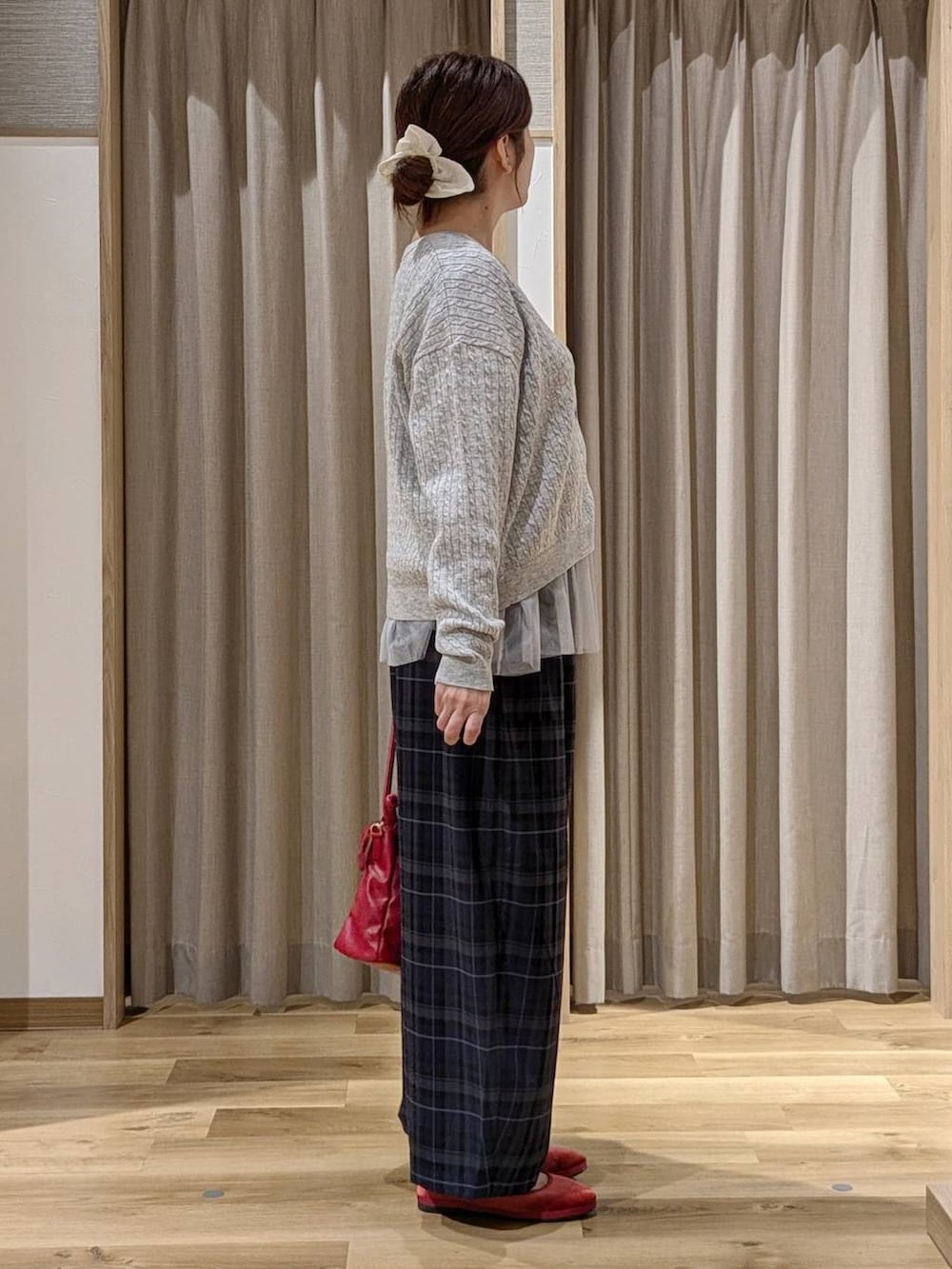 レッド系のその他シューズ、その他のTシャツ/カットソー、レッド系のショルダーバッグを着用したレディースの秋コーディネートの2枚目の写真