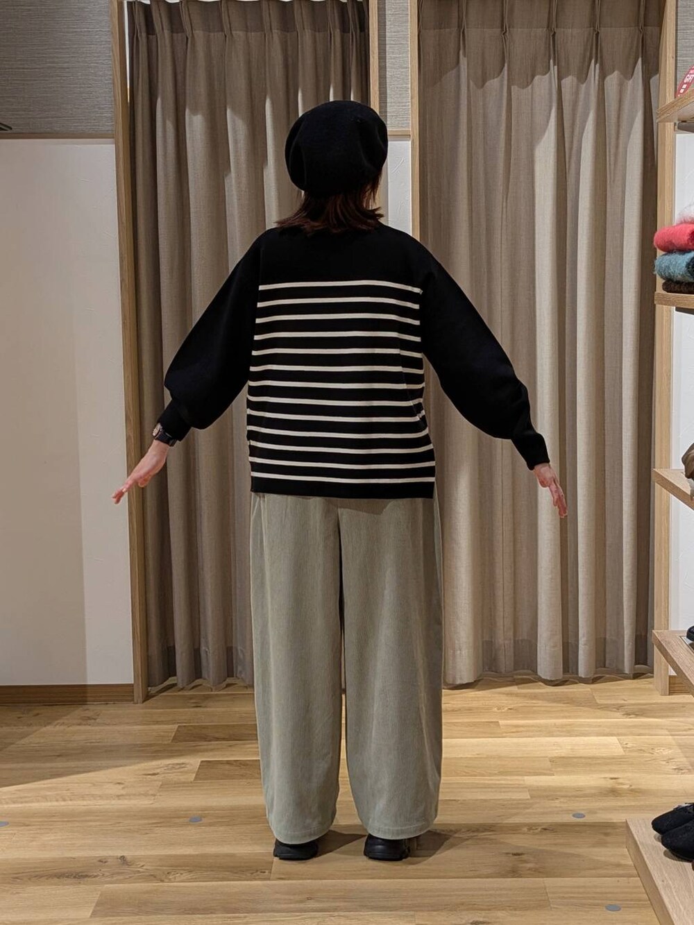 ブラック系のブーツ、ブラック系のショルダーバッグ、グリーン系のその他パンツを着用したレディースの冬コーディネートの3枚目の写真