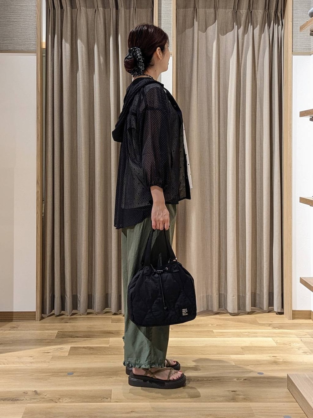 その他のシャツ/ブラウス、グリーン系のその他パンツ、その他のTシャツ/カットソーを着用したレディースの夏コーディネートの2枚目の写真