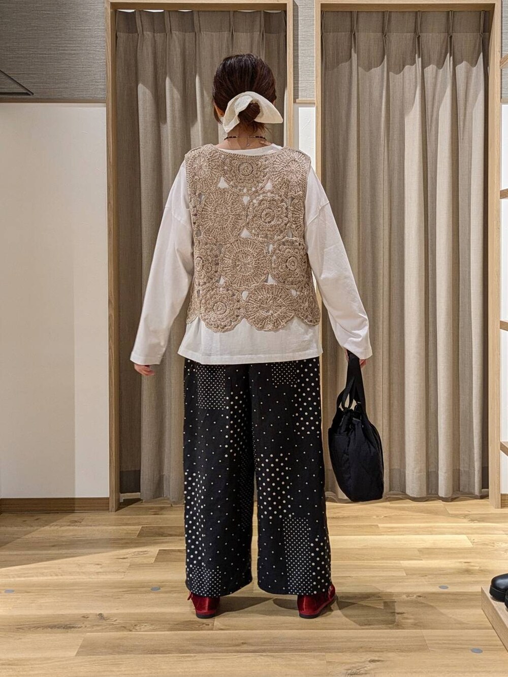 レッド系のその他シューズ、ベージュ系のニット/セーター、ホワイト系のTシャツ/カットソーを着用したレディースの秋コーディネートの3枚目の写真