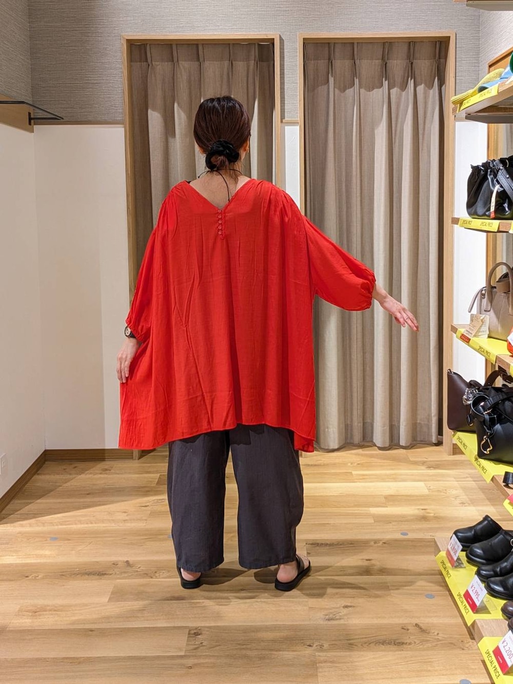 ブラック系のトートバッグ、ブラック系のサンダル、その他のその他パンツを着用したレディースの夏コーディネートの2枚目の写真