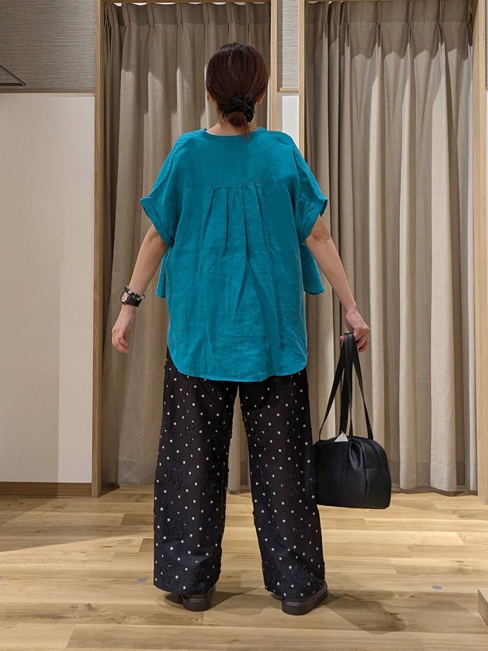 ブルー系のシャツ/ブラウス、ブラック系のショルダーバッグ、ブラック系のその他パンツを着用したレディースの夏コーディネートの3枚目の写真