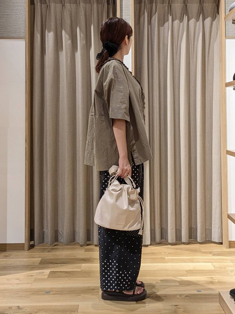 ベージュ系のシャツ/ブラウス、ブラウン系のサンダル、ベージュ系のタンクトップを着用したレディースの夏コーディネートの2枚目の写真