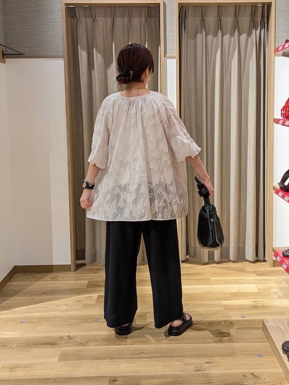 ブラック系のサンダル、ブラック系のその他パンツ、ホワイト系のタンクトップを着用したレディースの夏コーディネートの2枚目の写真