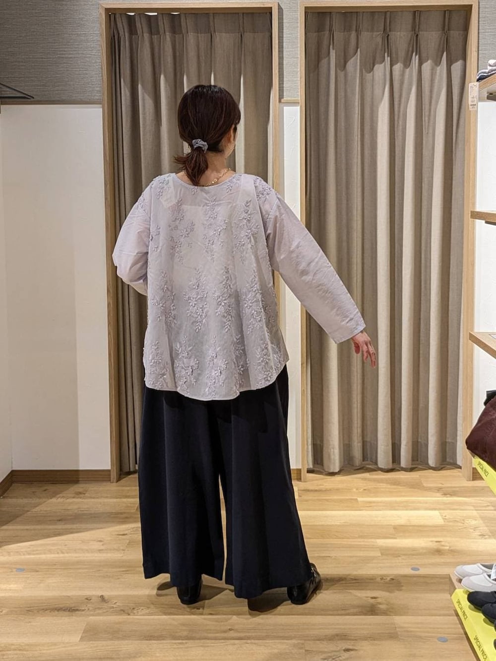 ブラウン系のショルダーバッグ、パープル系のシャツ/ブラウス、ブルー系のその他パンツを着用したレディースの春コーディネートの2枚目の写真