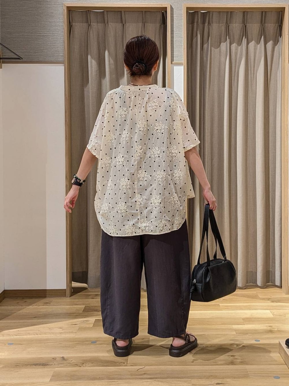 ブラック系のショルダーバッグ、その他のシャツ/ブラウス、ブラウン系のサンダルを着用したレディースの夏コーディネートの3枚目の写真