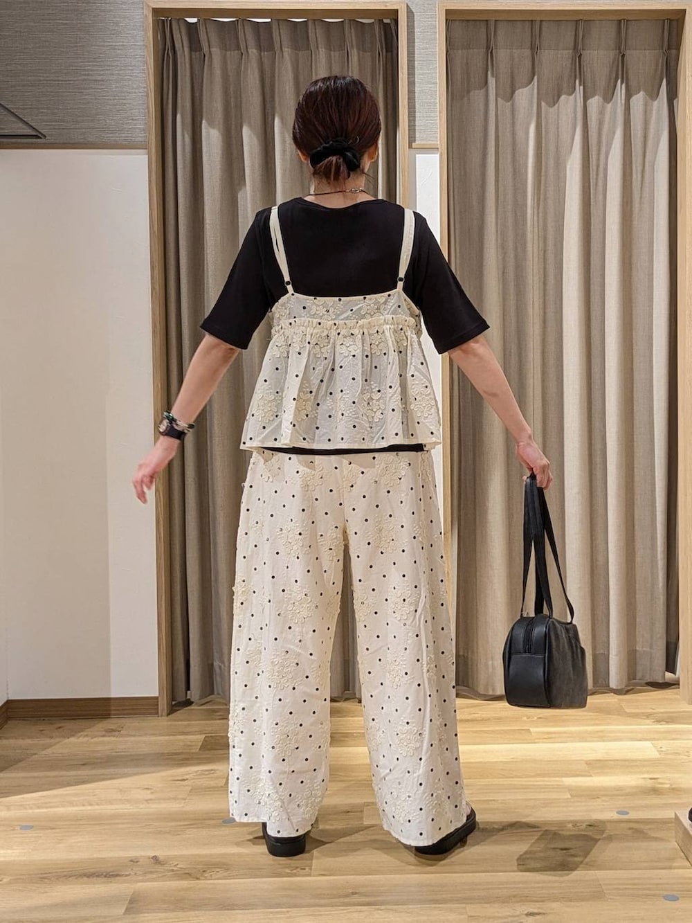 ブラック系のショルダーバッグ、ブラック系のTシャツ/カットソー、ホワイト系のその他パンツを着用したレディースの夏コーディネートの3枚目の写真