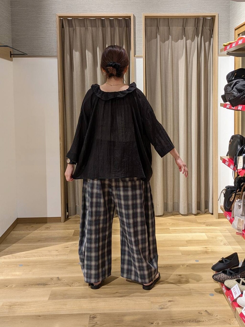 ゴールド系のサンダル、ホワイト系のタンクトップ、ブルー系のその他パンツを着用したレディースの夏コーディネートの2枚目の写真