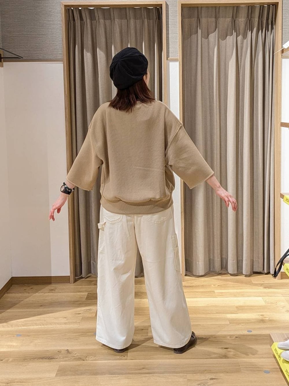 ブラウン系のローファー、ホワイト系のその他パンツ、ベージュ系のスウェットを着用したレディースの春コーディネートの2枚目の写真