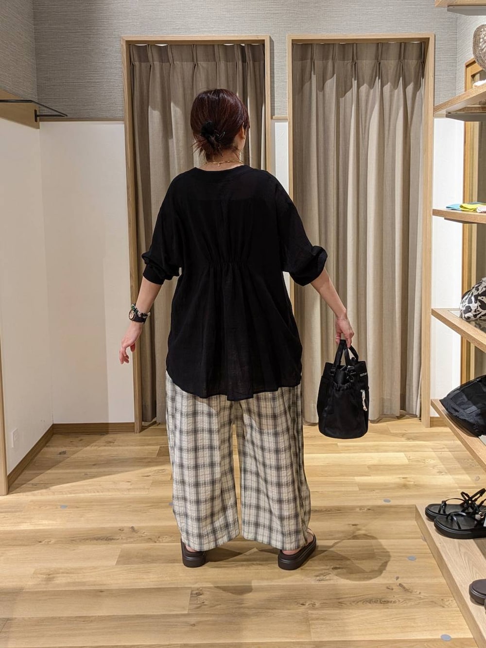 ベージュ系のサンダル、ブラック系のタンクトップ、ホワイト系のその他パンツを着用したレディースの夏コーディネートの2枚目の写真