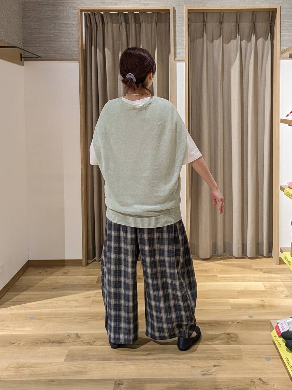 ブラック系のショルダーバッグ、グレー系のパンプス、ブルー系のその他パンツを着用したレディースの春コーディネートの2枚目の写真