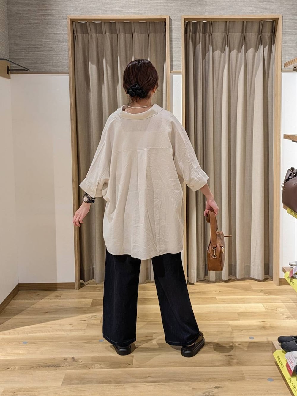 グレー系のシャツ/ブラウス、ブラウン系のショルダーバッグ、グリーン系のサンダルを着用したレディースの春コーディネートの2枚目の写真