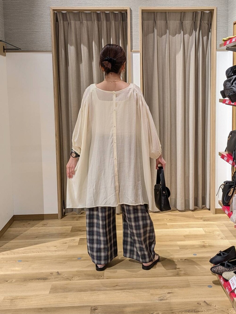 ゴールド系のサンダル、ホワイト系のタンクトップ、ブルー系のその他パンツを着用したレディースの夏コーディネートの2枚目の写真
