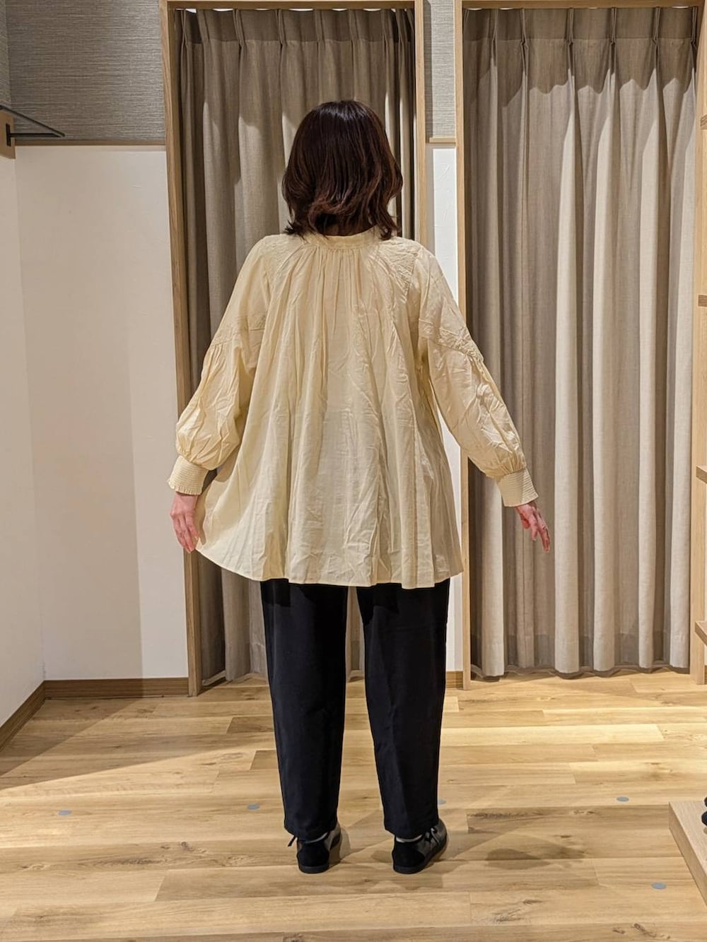ブラック系のその他パンツ、ベージュ系のシャツ/ブラウス、ブラック系のスニーカーを着用したレディースの冬コーディネートの2枚目の写真