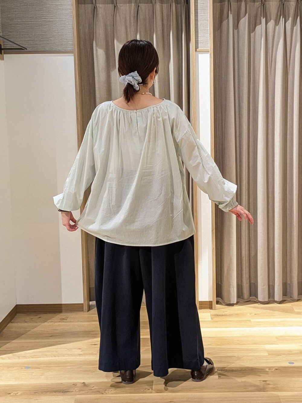 ブラウン系のショルダーバッグ、ブラウン系のローファー、ブルー系のその他パンツを着用したレディースの春コーディネートの2枚目の写真