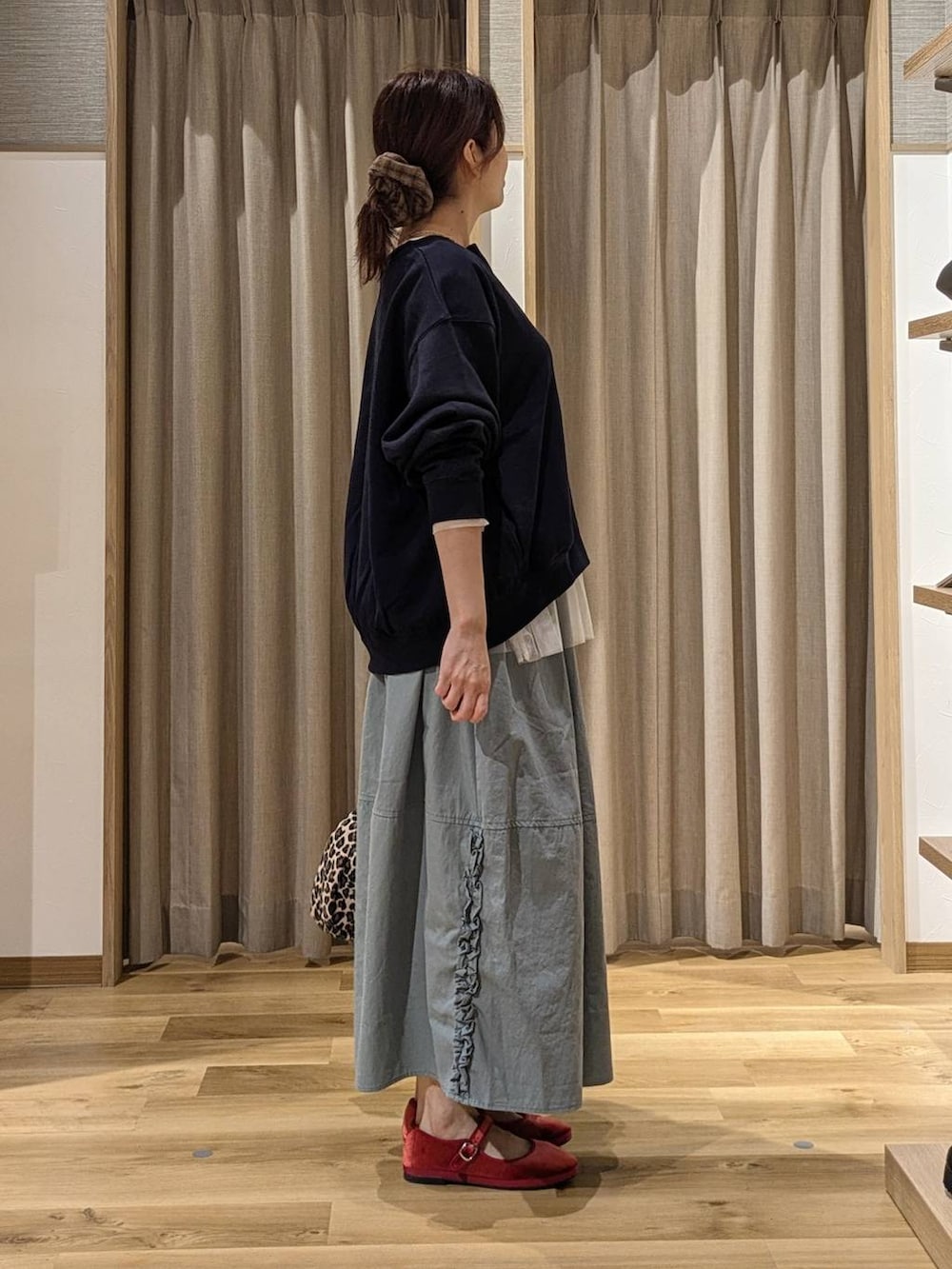 レッド系のその他シューズ、その他のTシャツ/カットソー、ブルー系のスカートを着用したレディースの秋コーディネートの2枚目の写真