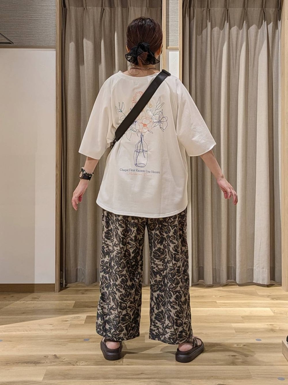 ホワイト系のTシャツ/カットソー、ブラウン系のサンダル、その他のその他パンツを着用したレディースの夏コーディネートの2枚目の写真