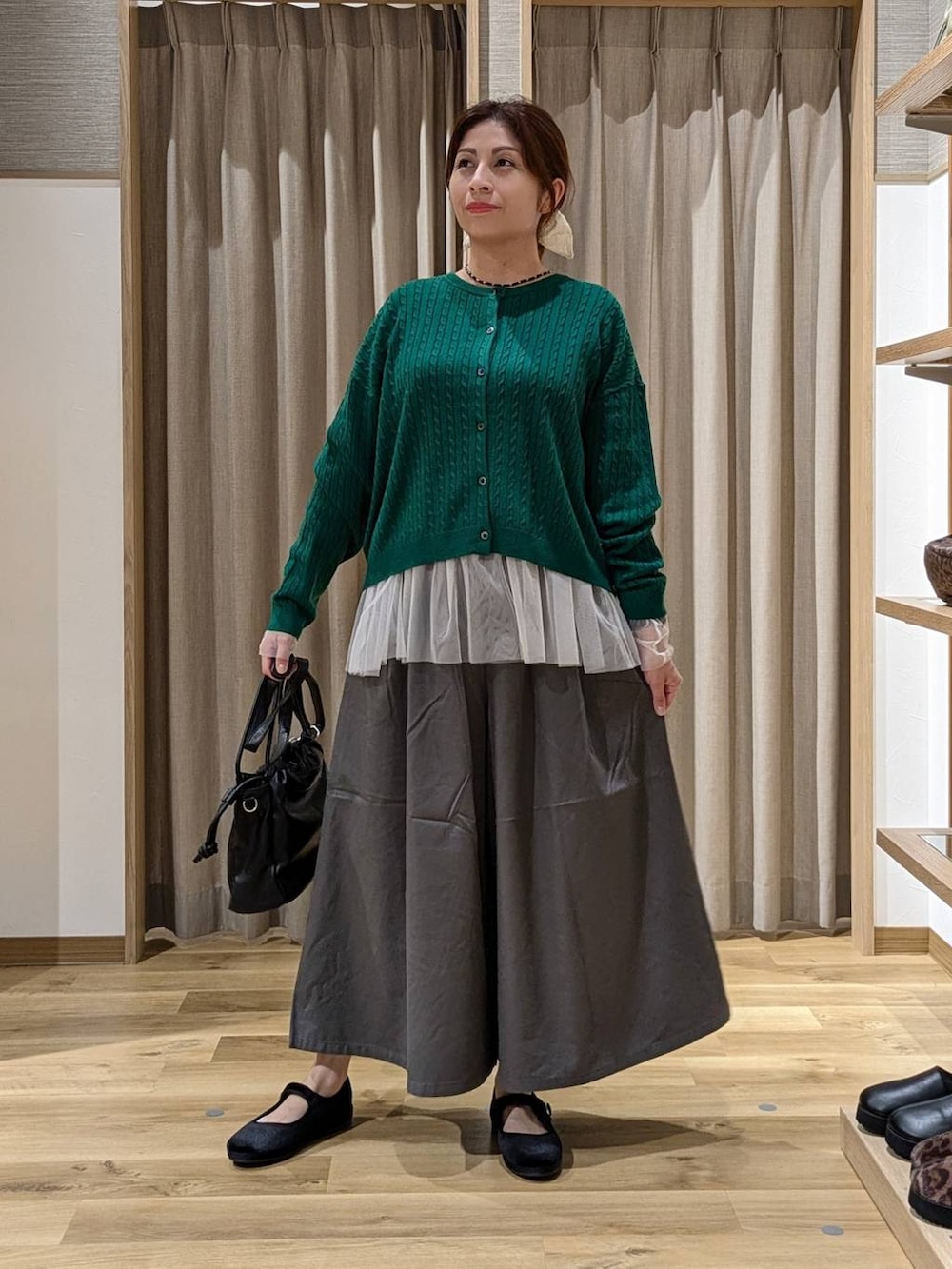 グレー系のチノパンツ、ブラック系のその他シューズ、その他のTシャツ/カットソーを着用したレディースの秋コーディネートの4枚目の写真