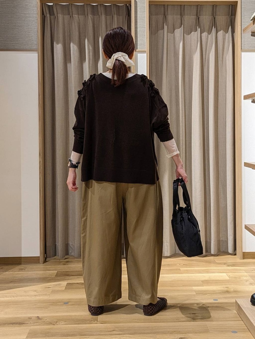 ブラウン系のカーディガン/ボレロ、ベージュ系のその他パンツ、ホワイト系のTシャツ/カットソーを着用したレディースの秋コーディネートの3枚目の写真