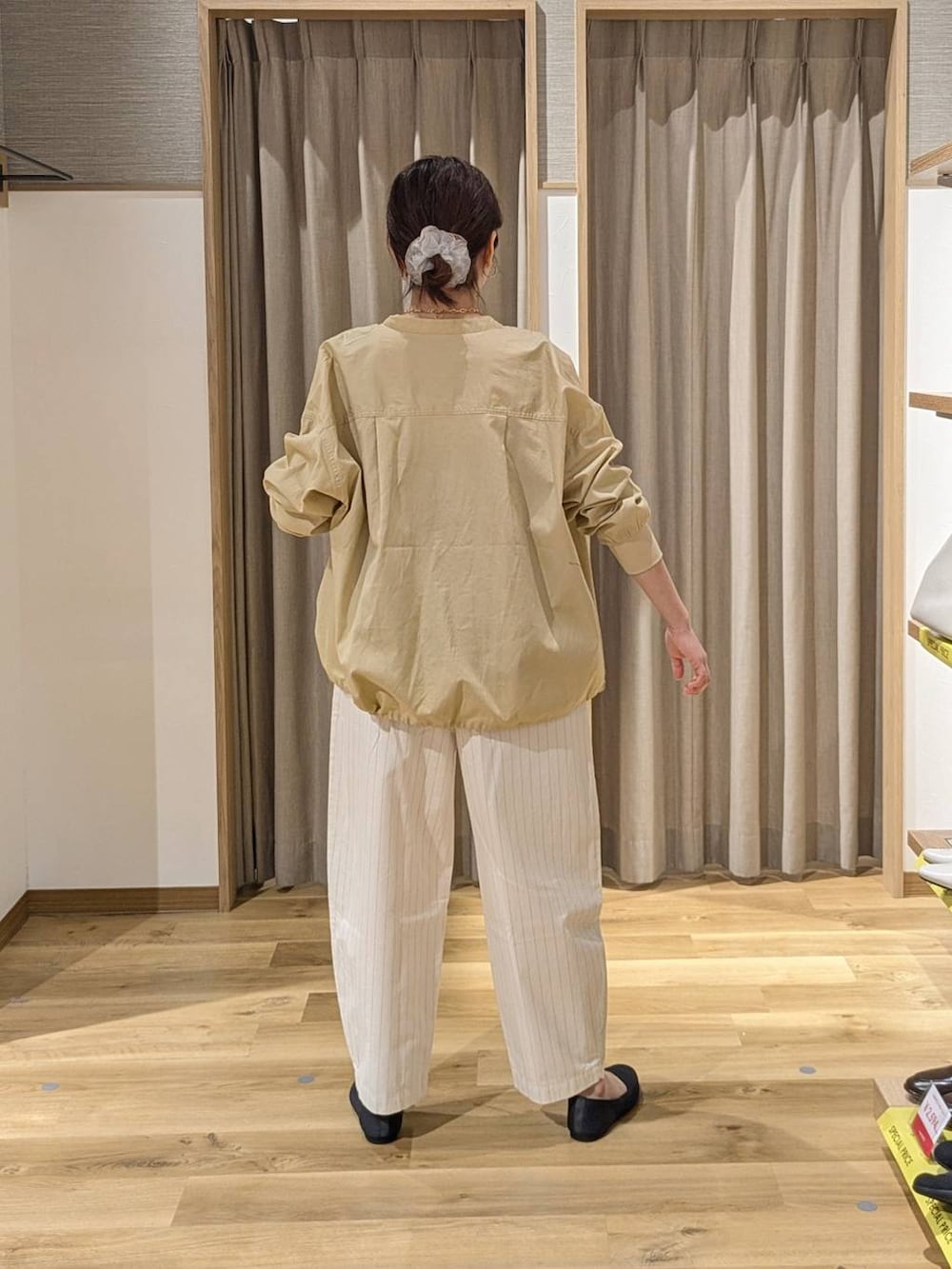 ベージュ系のシャツ/ブラウス、その他のその他パンツ、グレー系のパンプスを着用したレディースの春コーディネートの2枚目の写真