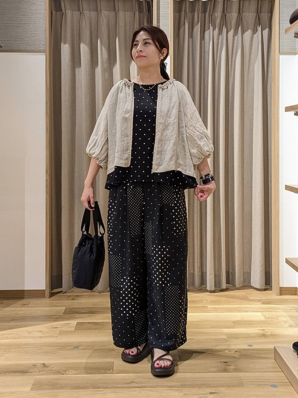 その他のTシャツ/カットソー、ブラウン系のサンダル、ベージュ系のブルゾンを着用したレディースの夏コーディネートの4枚目の写真