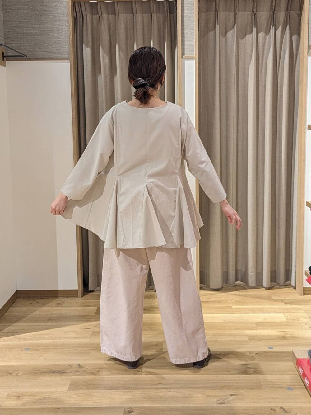 ベージュ系のシャツ/ブラウス、ブラック系のショルダーバッグ、ピンク系のチノパンツを着用したレディースの冬コーディネートの2枚目の写真