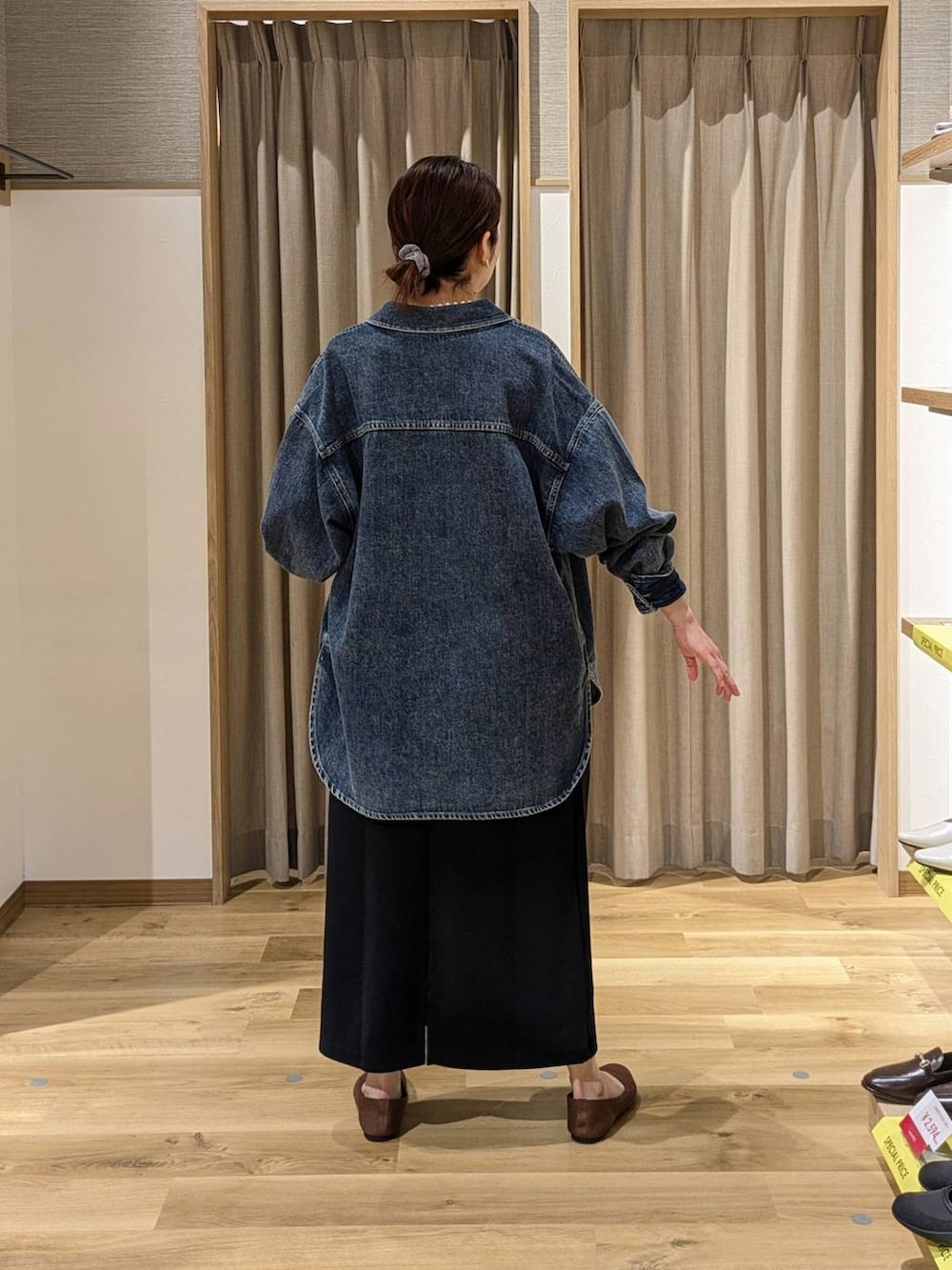 ブルー系のシャツ/ブラウス、ブラウン系のトートバッグ、ブラウン系のパンプスを着用したレディースの春コーディネートの2枚目の写真